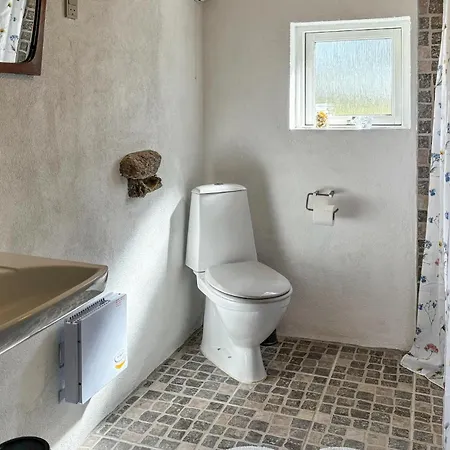 1 Bedroom Gorgeous In Semesterbostad